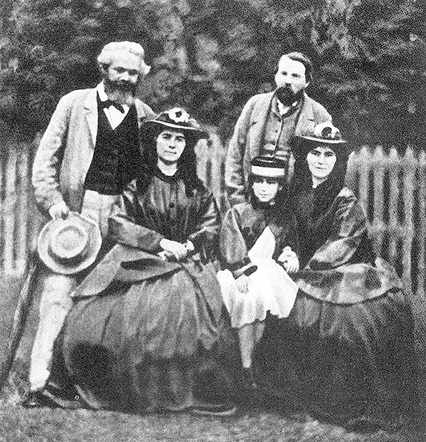 Karl Marx (1818-1883) e suas filhas, Jenny, Eleanor e Laura, e Friedrich Engels (1820-1895), por volta de 1860 