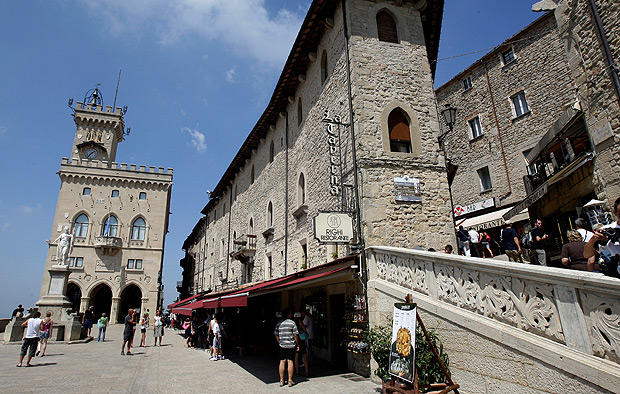 FILE PHOTO: A general view shows the government building (L) in San Marino August 12, 2009. REUTERS/Stefano Rellandini/File Photo ORG XMIT: SMN120