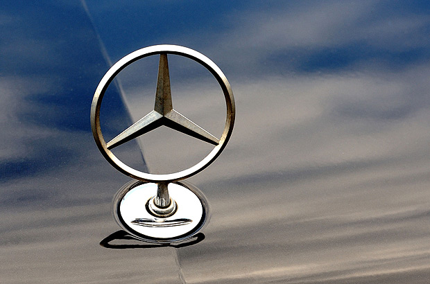 (FILES) This file photo taken on August 27, 2013 shows the logo of Mercedes Benz on a car of German auto giant Daimler AG in Bailleul, northwestern France. According to German media reports from July 13, 2017, German car maker Daimler has assembled two manipulated engine types in its cars to make them appear less polluting during emission controls. / AFP PHOTO / PHILIPPE HUGUEN ORG XMIT: 1706