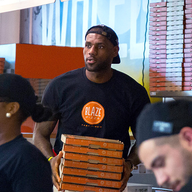 Jogador LeBron James aposta em pizzaria nos EUA