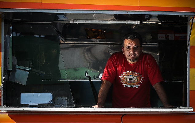 O empresrio Jos Monteiro Jnior, 46, em seu food truck especializado em cachorro-quente, em So Paulo