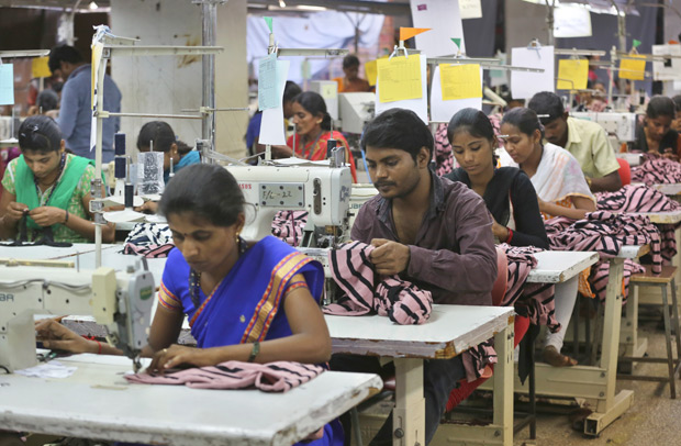 Indianos costuram em fábrica em Bangalore; ex-diretor do Banco Mundial sugere que países do sul da Ásia mudem foco para turismo, transporte e finanças com avanço da robotização