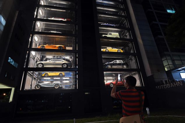 Prdio em forma de "vending machine" de carro em Cingapura
