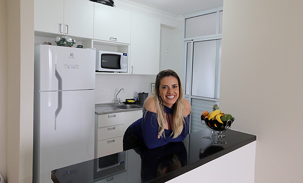 Gerente de investimentos Andresa Moreira, 34, no apartamento alugado na Vila Prudente, zona leste