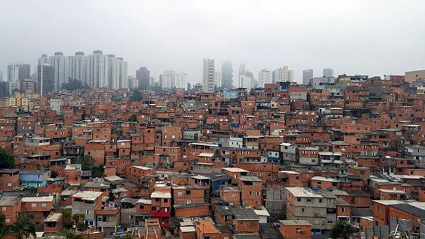 Paraisópolis, segunda maior favela de São Paulo, é vizinha de área nobre 