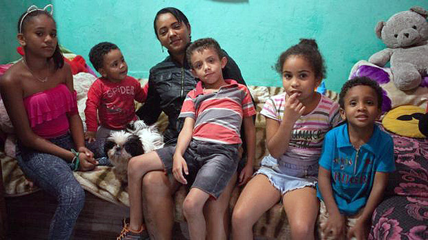 Renata com cinco de seus sete filhos, que cria vendendo marmitex na cracolndia 