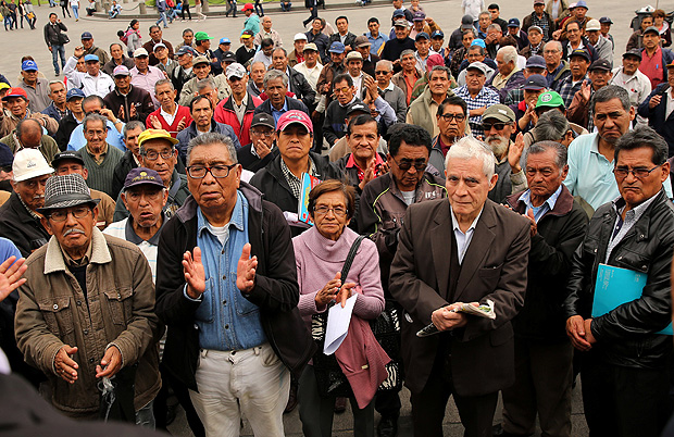 Aposentados peruanos fazem reunio na cidade de Lima para discutir melhorias no sistema de aposentadorias do pas 