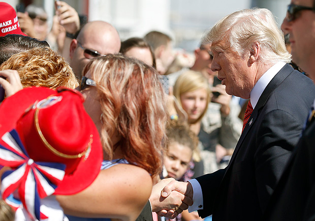 U.S. President Donald Trump greets supporters after arriving in Reno, Nevada, U.S., August 23, 2017. REUTERS/Joshua Roberts ORG XMIT: WAS102