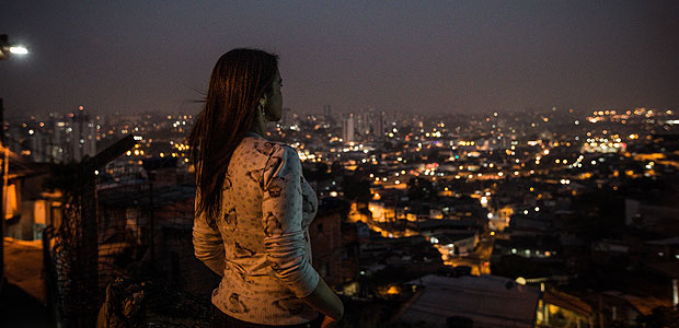 SAO PAULO, SP, BRASIL, 20-07-2017: Personagem sem identificacao para materia sobre assedio sexual no trabalho. Na foto, vista para cidade de Guarulhos. (Foto: Bruno Santos/ Folhapress) *** FSP-MERCADO *** EXCLUSIVO FOLHA***