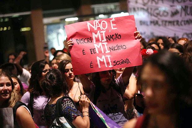 SAO PAULO, SP, 08-03-2016, A Marcha das Mulheres na av. Paulista, em protesto contra Eduardo Cunha, a Reforma da Previdencia e o impeachment de Dilma, alem das pautas feministas (liberaao do aborto, igualdade de genero, contra a violencia etc.). (Foto: Eduardo Anizelli/Folhapress, COTIDIANO)