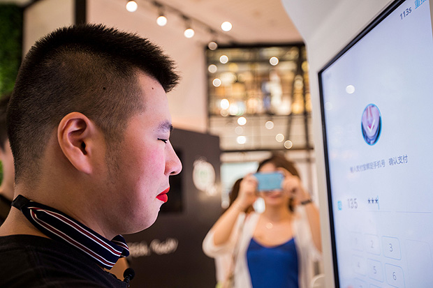 Um cliente tenta a soluo de pagamento de reconhecimento facial Alipay 