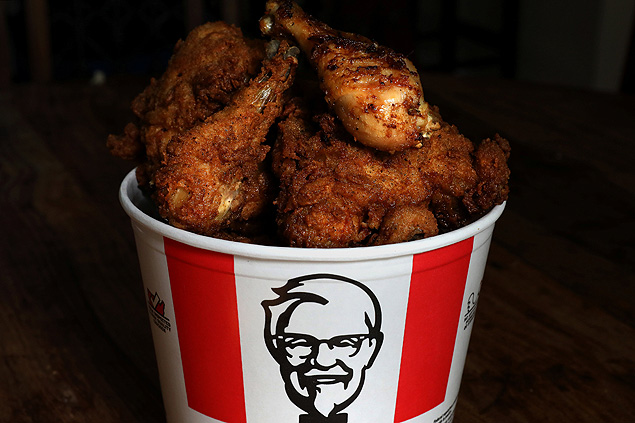 Um balde de frango frito de Kentucky (KFC) de frango frito e grelhado  visto nesta ilustrao ilustrada