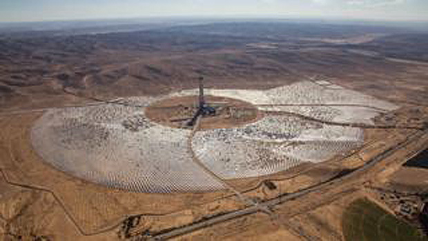 Maior torre de energia solar do mundo  construda em deserto de Israel --- Usina de Ashalim ficar pronta no primeiro trimestre de 2018 | Foto: Divulgao 