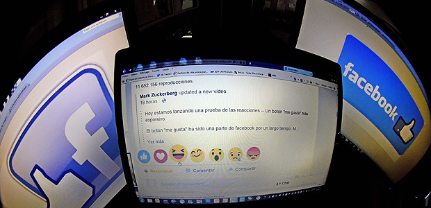 Esta foto de arquivo realizada em 09 de outubro de 2015 mostra uma tela de computador exibindo a página do Facebook com as novas opções de 
