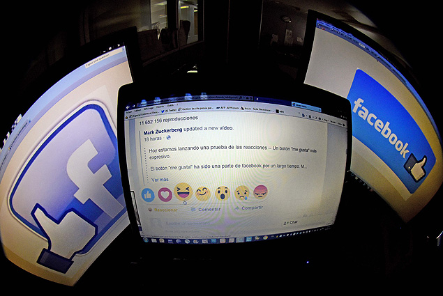 Esta foto de arquivo realizada em 09 de outubro de 2015 mostra uma tela de computador exibindo a pgina do Facebook com as novas opes de 
