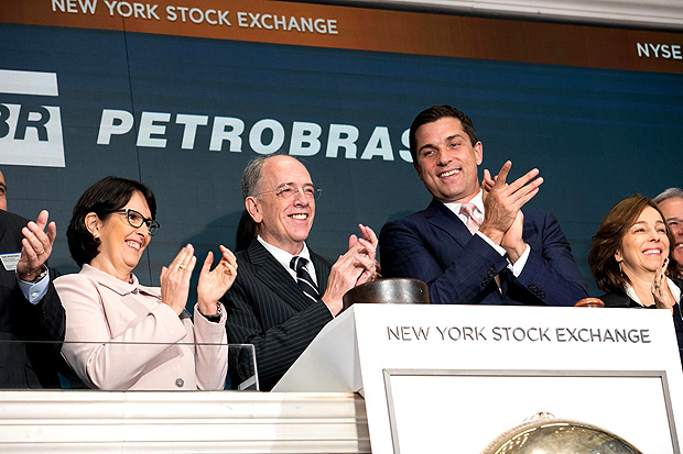 The New York Stock Exchange welcomes executives and guests of Petrobras (NYSE:PBR), a Brazilian state-run energy company engaged in the exploration of oil and gas. Honoring the occasion Pedro Parente, CEO, rings the Opening Bell alongside NYSE President Tom Farley. Pedro Parente, presidente da Petrobras, na Bolsa de Nova York