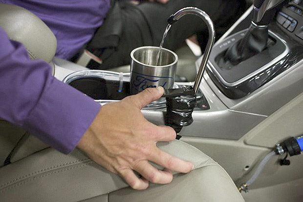 In an undated handout photo, a new system designed by Ford engineers that collects water from the air-conditioner?s condensing coils, filters it and then delivers it to people in the car. Engineers are finding ways to have cars do much more than take us from Point A to Point B ? including producing and dispensing water. (Ford via The New York Times) -- NO SALES; FOR EDITORIAL USE ONLY WITH AUTOS TECH USES BY NEAL E. BOUDETTE FOR OCT. 20, 2017. ALL OTHER USE PROHIBITED. -- ORG XMIT: XNYT160 DIREITOS RESERVADOS. NO PUBLICAR SEM AUTORIZAO DO DETENTOR DOS DIREITOS AUTORAIS E DE IMAGEM