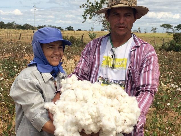 O casal de produtores de algodão Azeli e José Alves de Souza, em Catuti, Minas Gerais