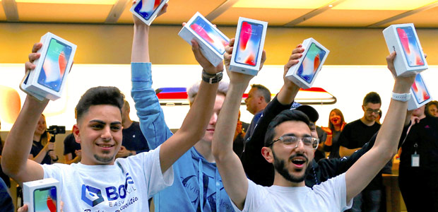 The first customers to buy the iPhone X react during the global launch of the new Apple product in central Sydney, Australia, November 3, 2017. REUTERS/David Gray ORG XMIT: DBG270