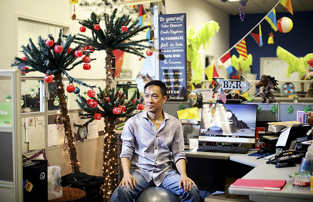 O imigrante birmans Philip Maung que, com o emprstimo de amigos e parentes, fundou em 1998 a Hissho Sushi, em Charlotte, Carolina do Norte 