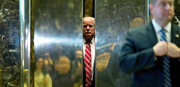 O presidente dos EUA, Donald Trump, em elevador em Nova York