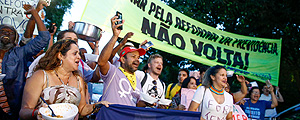 Manifestantes fazem protesto contra a Reforma da previdncia em frente a casa do presidente da cmara dep. Rodrigo Maia (DEM-RJ), onde o presidente Michel Temer participa de um jantar com lderes partidrios para tratar da reforma.