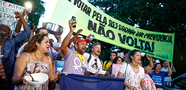 Manifestantes fazem protesto contra a Reforma da previdncia em frente a casa do presidente da cmara dos Deputados Rodrigo Maia (DEM-RJ)