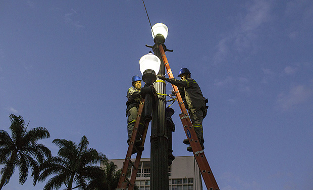 Funcionrios substituem lmpadas em poste no viaduto do Ch no centro de So Paulo