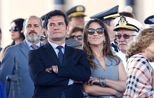 Sergio Moro e a mulher, Rosângela, em cerimônia do Exército