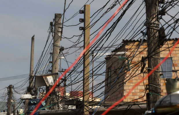 Ligaes eltricas clandestinas na favela da Paz, em Itaquera, na zona leste de SP