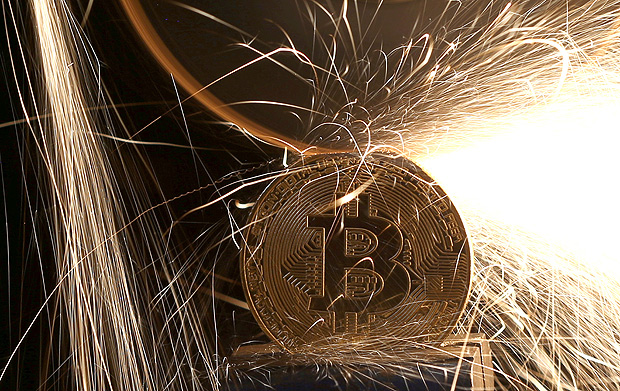 Cotao do bitcoin despencou quase 7,5% nesta sexta e valor da moeda recuou para US$ 14.239