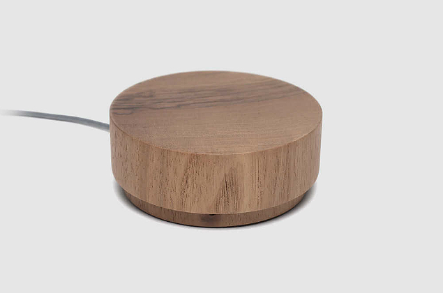 O Peble, da Orée, é um belíssimo carregador sem fio para celulares que oferecem suporte para a tecnologia. É feito em uma peça única de nogueira e ainda tem uma caixinha de som com conexão Bluetooth. Ele custa US$ 240 e é compatível com modelos do Google, da LG, da Nokia/Microsoft e da Samsung. Pode ser encontrado no site da empresa: usa.oreeartisans.com