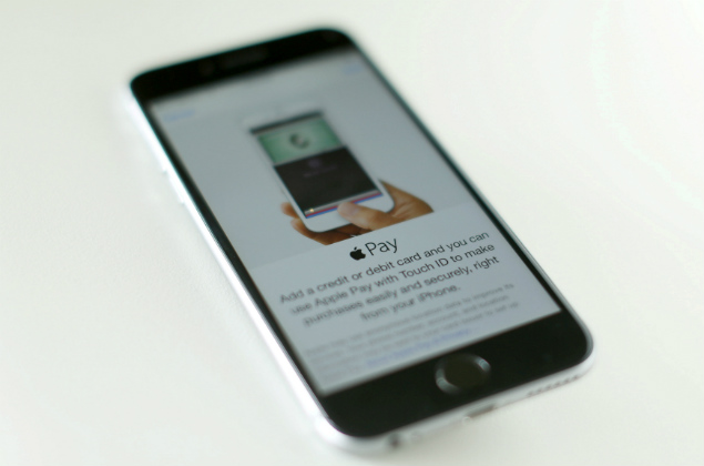 An Apple iPhone 6 with Apple Pay is shown in this photo illustration in Encinitas, California, U.S. June 3, 2015. REUTERS/Mike Blake/File Photo ORG XMIT: RPA513