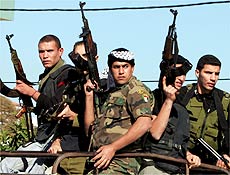 Foras de segurana ligadas ao Fatah se posicionam em local prximo da faixa de Gaza