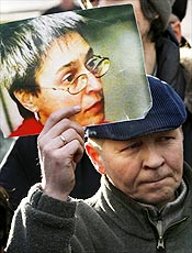 Russo segura fotografia de jornalista assassinada em Moscou