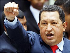 O lder venezuelano, Hugo Chavez, comemora vitria nas eleies para Presidncia