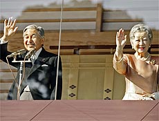 Imperador Akihito, que compelta 73 anos hoje, e sua mulher, Michiko, acenam para o pblico 