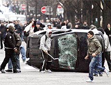 Jovens entram em confronto com a polcia no subrbio de Paris