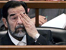Ditador Saddam Hussein ouve a sentena de morte aps julgamento em Bagd
