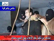 Imagem da TV estatal Iraqi mostra Saddam Hussein e guardas usando mscaras<BR>