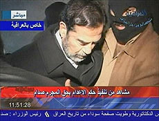 Saddam Hussein  levado para a forca por guardas iraquianos em Bagd