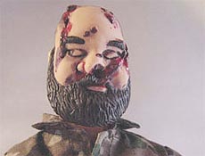 Boneco americano retrata Uday, filho de Saddam que foi morto por tropas dos EUA