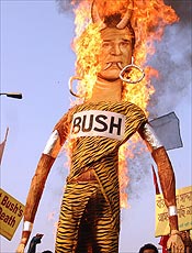 Indianos queimam boneco de Bush em ato contra morte de Saddam