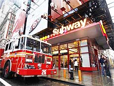 Carro do corpo de bombeiros em frente  estao de metr de Times Square, em NY