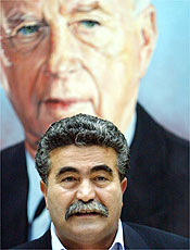 Amir Peretz frente a foto do premi Yitzhak Rabin, morto em 1995 