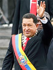 Hugo Chvez acena ao pblico durante posse em Caracas