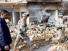 Soldados chegam ao local de exploso em Kirkuk; 15 pessoas morreram em ataques 