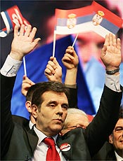 O premi Vojislav Kostunica acena em reunio eleitoral de seu partido
