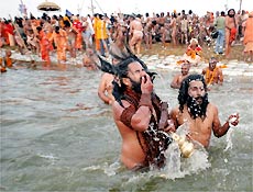 Fiis hindus se banham nas guas rio Ganges durante cerimnia sagrada do Kumbh Mela 