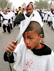 Menino xiita se corta durante ritual religioso da Ashura em Bagd